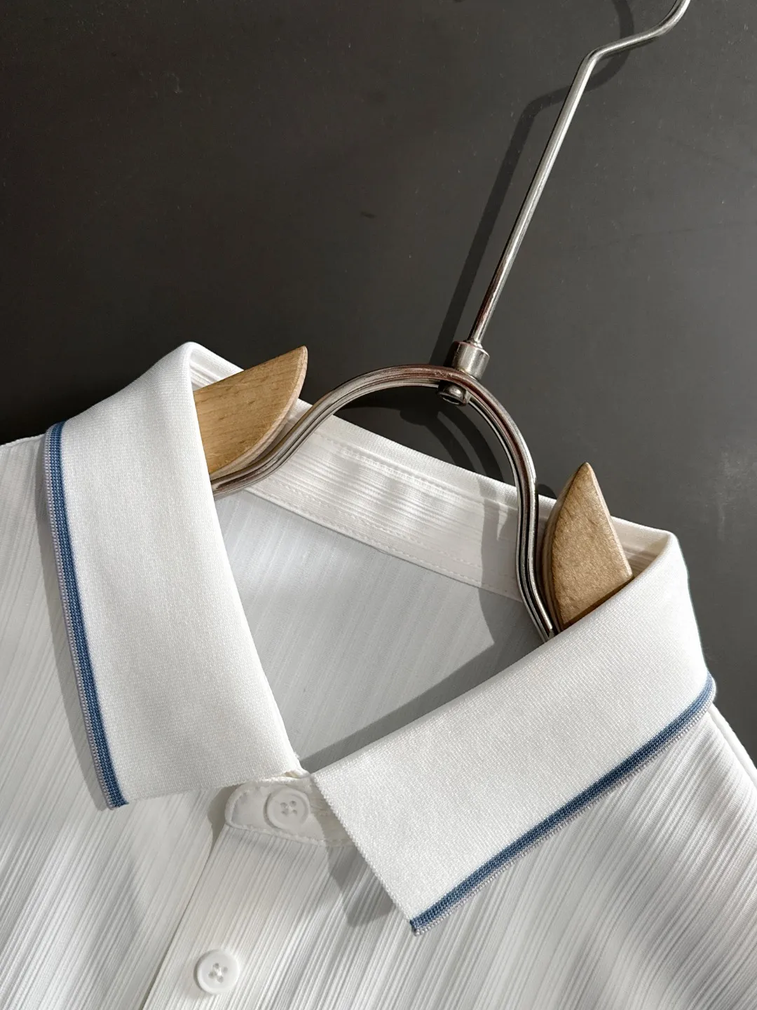 🅿️330 shipped next day, high quality Stone lsland/Stone Island 25ss spring and summer new high-definition POLO lapel T-shirt. Made with machines imported from Italy. It is truly the most luxurious and high-quality product. It is made of combed and heavyweight fabrics. High-strength and high-weight fabrics feel substantial when weighed. The upper body is also more textured than ordinary T-shirts and is not easy to deform. This texture can cope with the weather. It absorbs sweat and is breathable, suitable for both hot and cold! Perfectly produced with reference to the original stitch and stitch! The loose fit design is super noble. Custom-woven signature ribbed collar, cuffs, and hem. Really rare and rare goods Size: M-XXXL